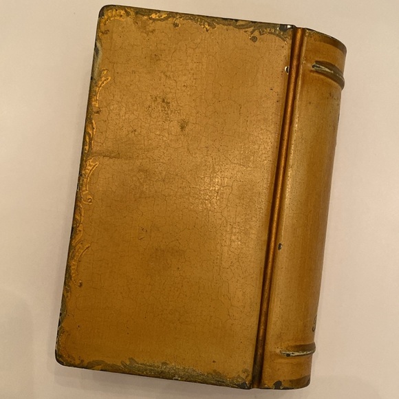 RARE CARLIN COMFORTS “MADE IN FRANCE FOR CARLIN COMFORTS” METAL BOOK - Picture 9 of 15